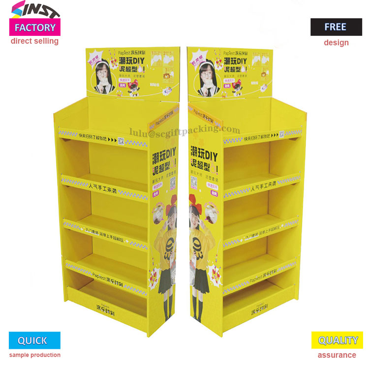 Малкият жълт картонен стелаж в супермаркета гори!