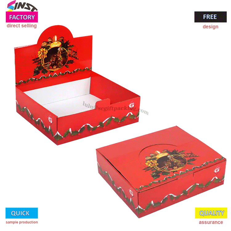 Коледна стойка за настолен дисплей с класическа цветова схема предизвиква усещане за празнична церемония на работния плот