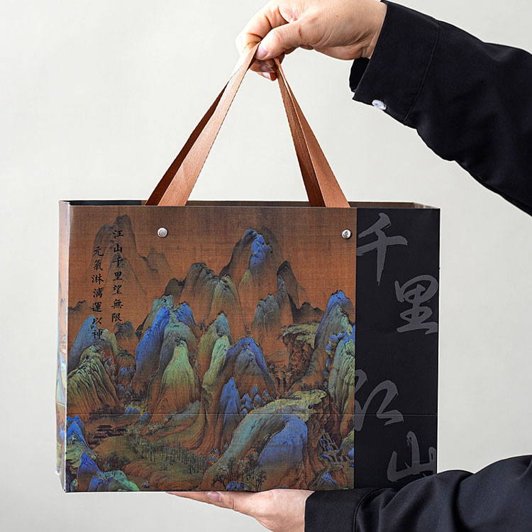 Подаръчна кутия от керамична чаша, пропита с духа на планините и реките - като я държите в ръцете си, носи усещане за топлина.