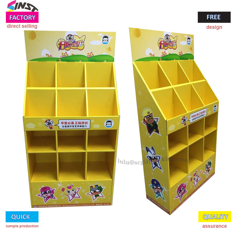 Сладки деца с играчки за играчки за кукли